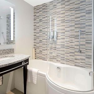 Queen Room Bath Tub